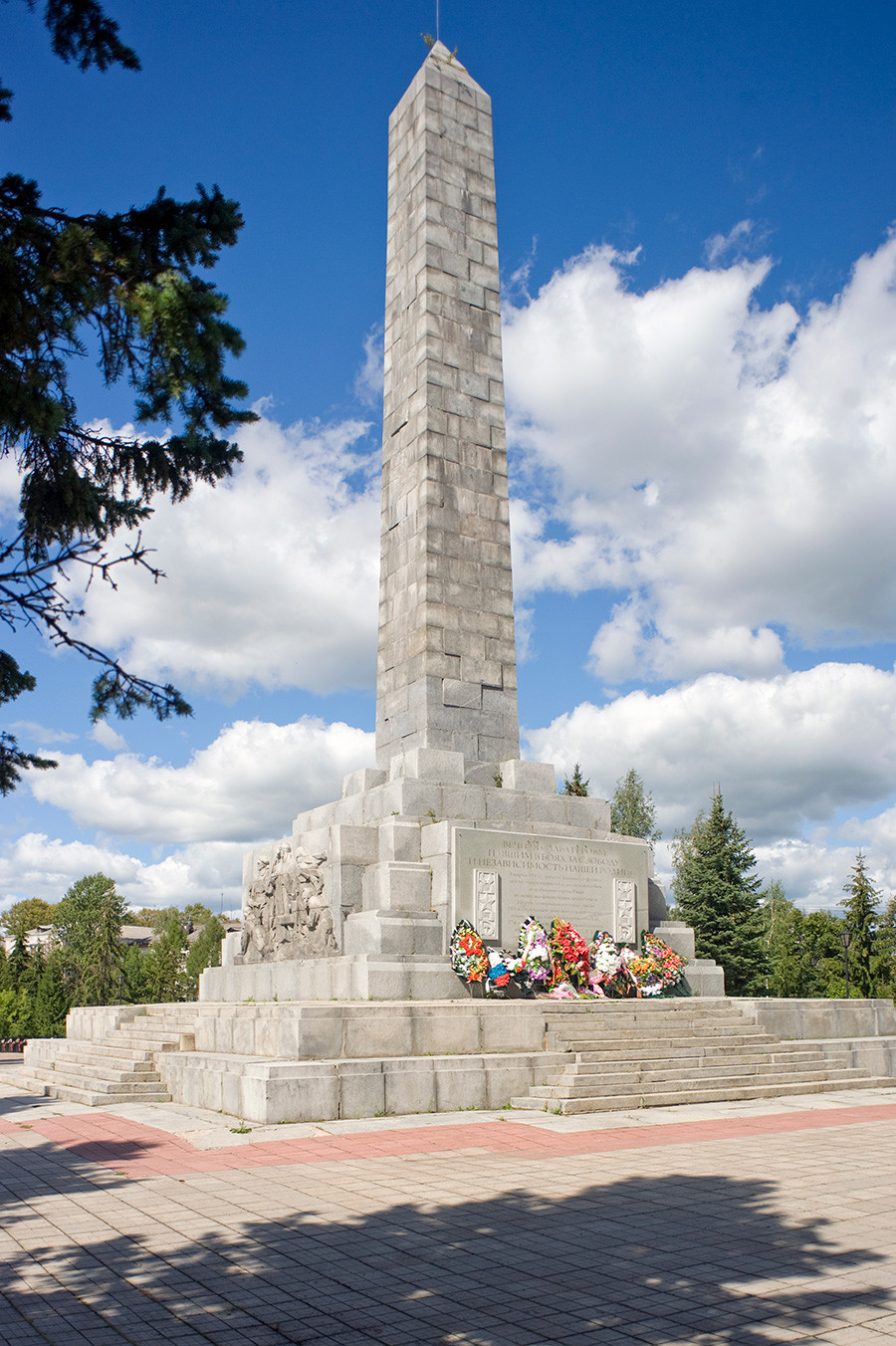 Obelisk osvoboditeljem Rževa na Katedralnem griču (mesto uničene Uspenske katedrale). 13. avgust 2016.