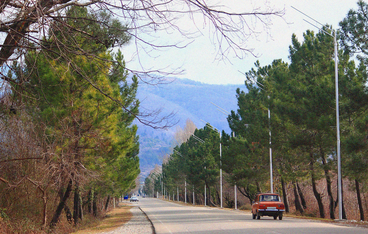 Estrada na Abecásia, perto da fronteira com a Rússia.