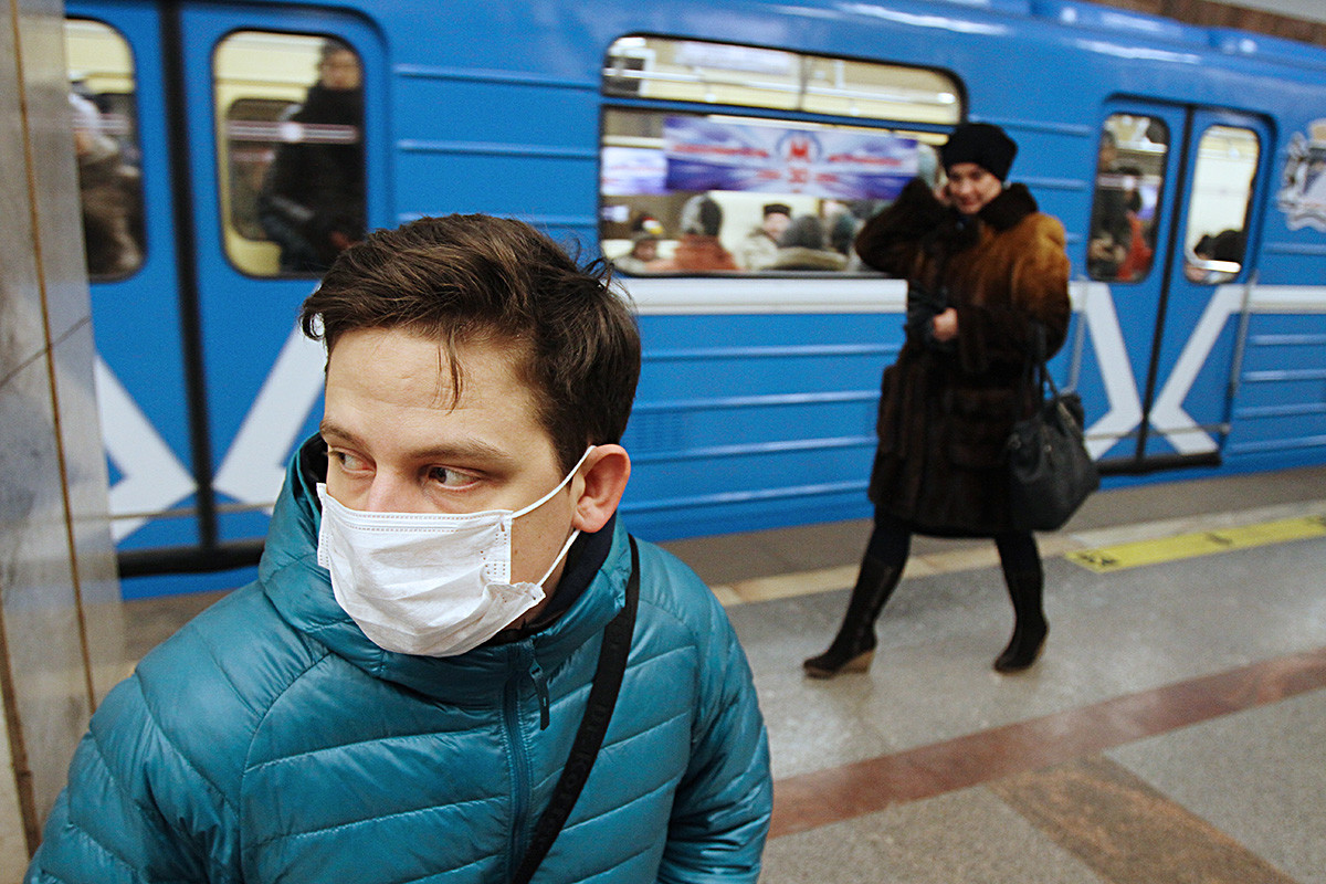 Seorang warga mengenakan masker di stasiun metro Novosibirsk.
