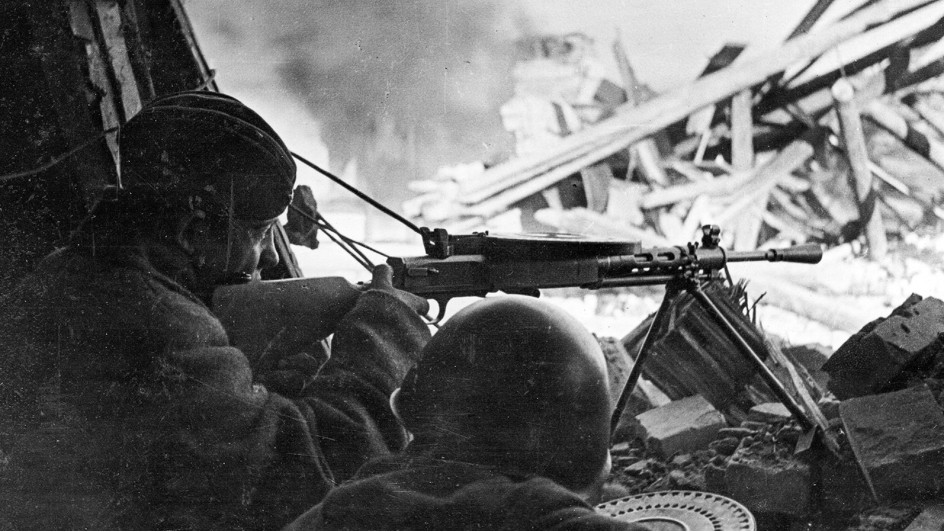 Des soldats soviétiques tirent sur les nazis qui s'étaient barricadés dans des bâtiments à la périphérie de la ville
