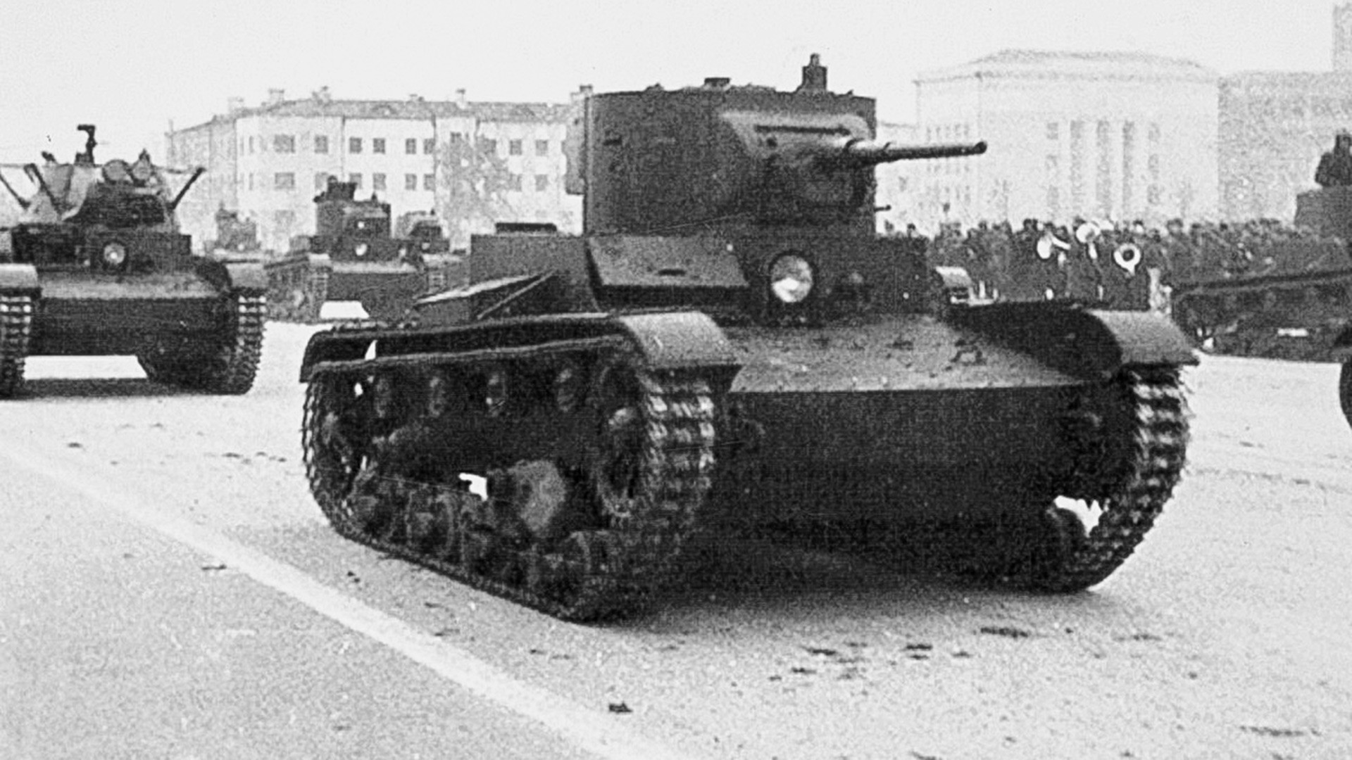 Laki pješadijski tenkovi T-26. Vojna parada u Kujbiševu 7. studenog 1941.
