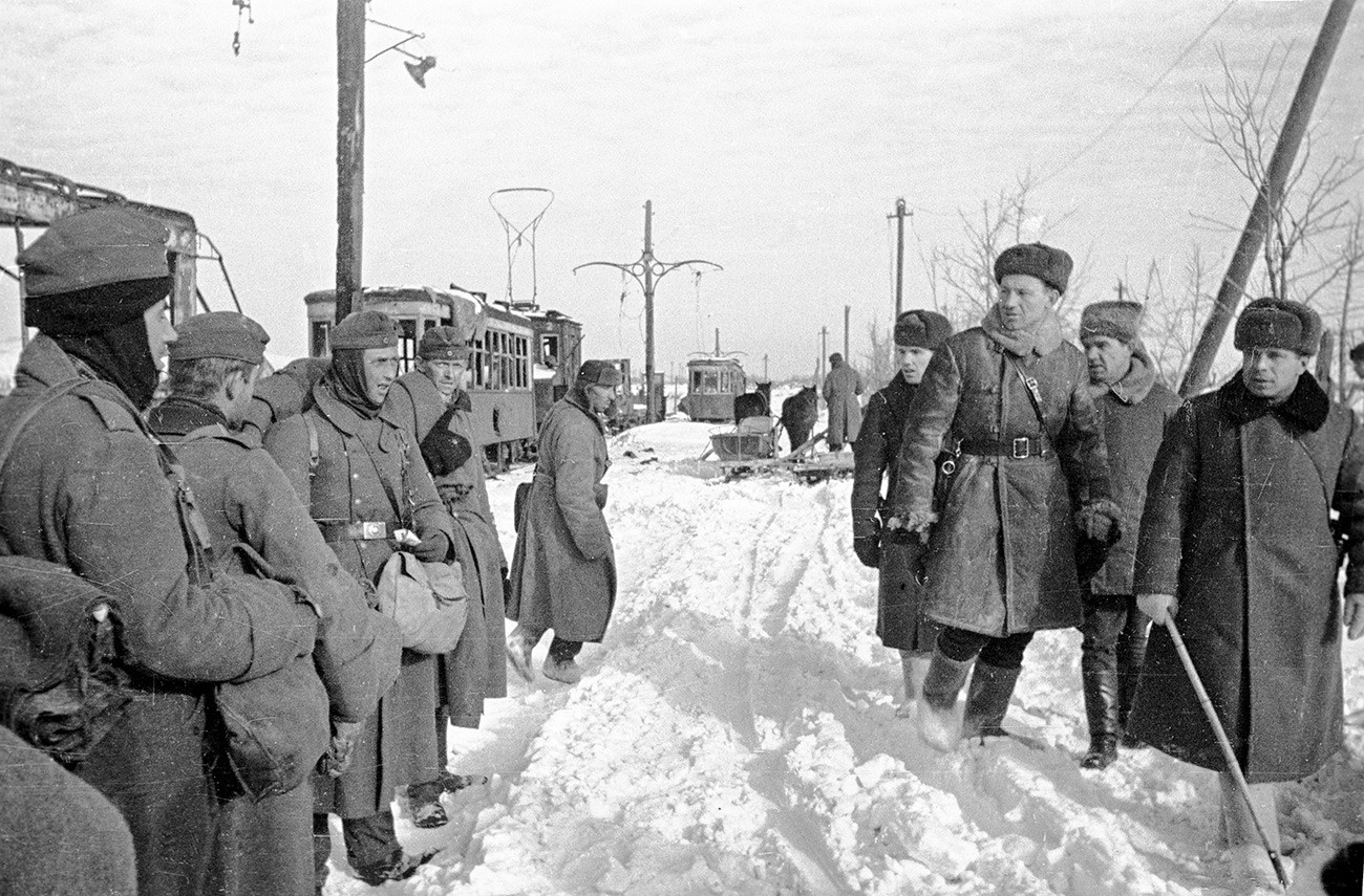 Srečanje poveljnika sovjetske 62. armade Vasilija Čujkova z nemškimi vojnimi ujetniki