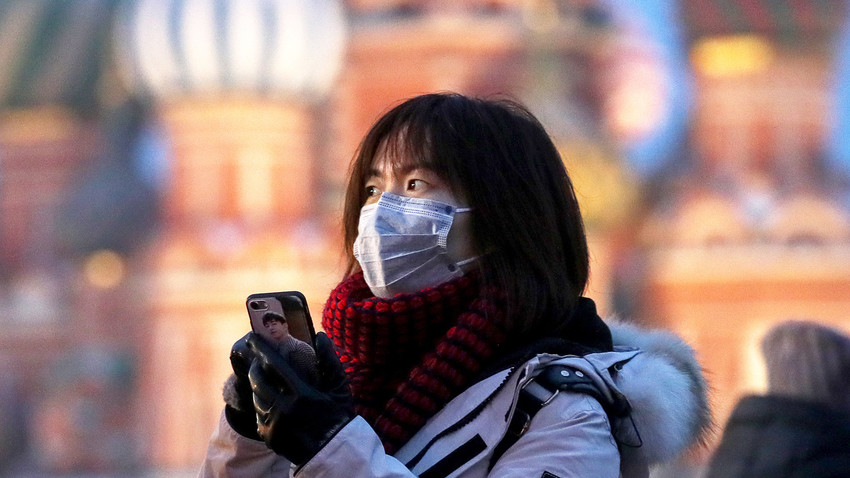 Москва, Русија, јануари 2020 - турист со маска на Црвен плоштад.