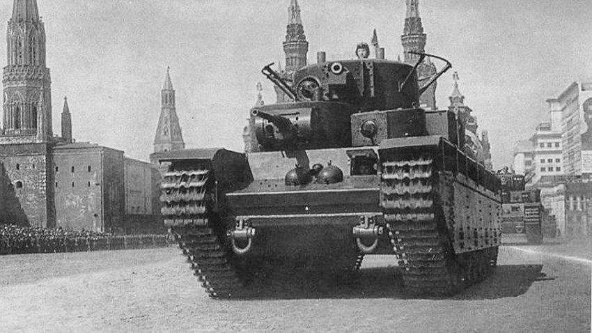 T-35、赤の広場の軍事パレード中。