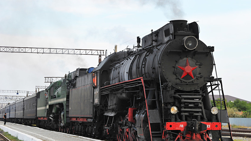 Винтидж влакът "Златен орел" с парен локомотив и туристи на борда пристига в Грозни.

