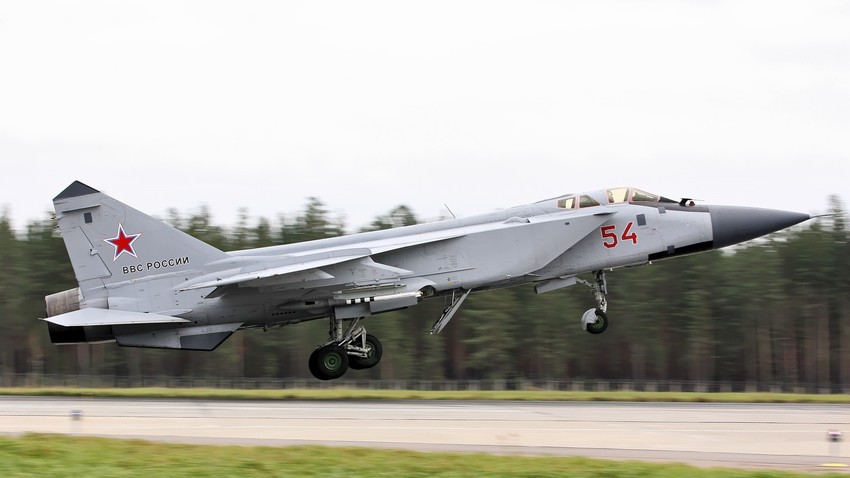 El caza ruso MiG-31durante el despegue.