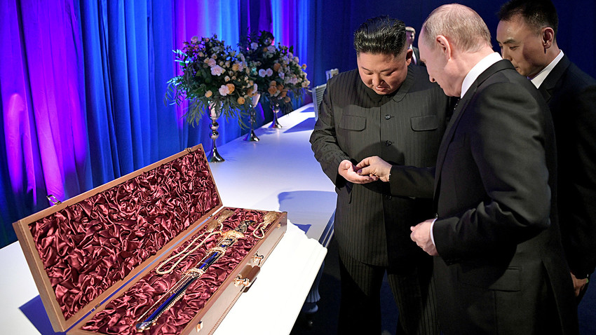 Председник Русије Владимир Путин разгледа мач који му је поклонио севернокорејски председник Ким Џонг Ун после преговора у кампусу Далекоисточног федералног универзитета, Руско острво, Владивосток.