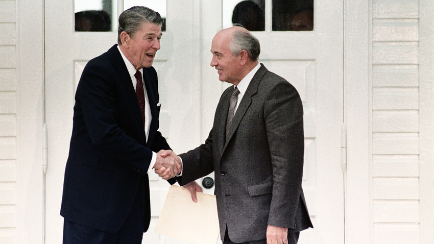 Il presidente degli Stati Uniti Ronald Reagan con il suo omologo sovietico Mikhail Gorbachev
