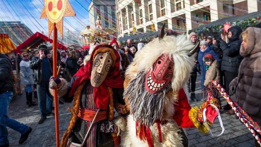 Urso joga o feriado russo balalaica carnaval. tradução para o