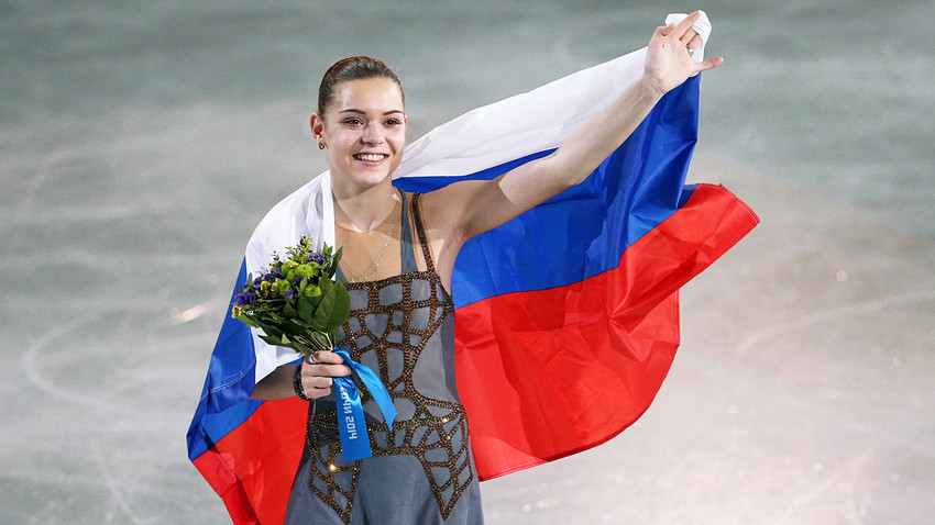 Adelina Sotnikowa feiert ihre Goldmedaille bei der Winterolympiade 2014 in Sotschi