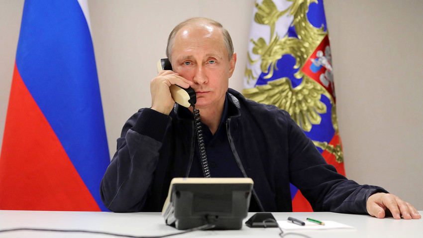 Pada 2014, juru bicara Putin mengatakan kepada para jurnalis bahwa sang presiden menggunakan “media komunikasi yang lain”.