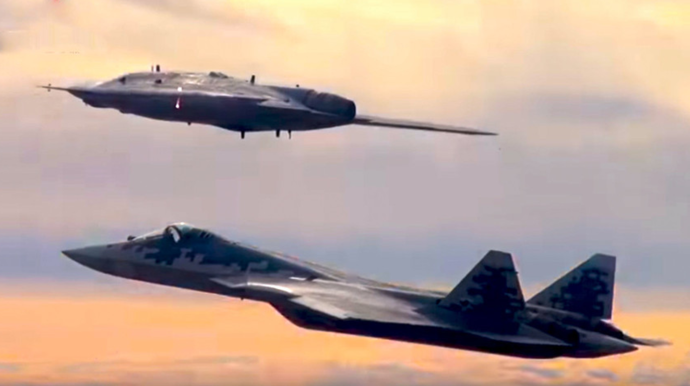 Беспилотното летало С-70 „Охотник“ го изведе својот прв лет заедно со ловецот од петтата генерација Су-57