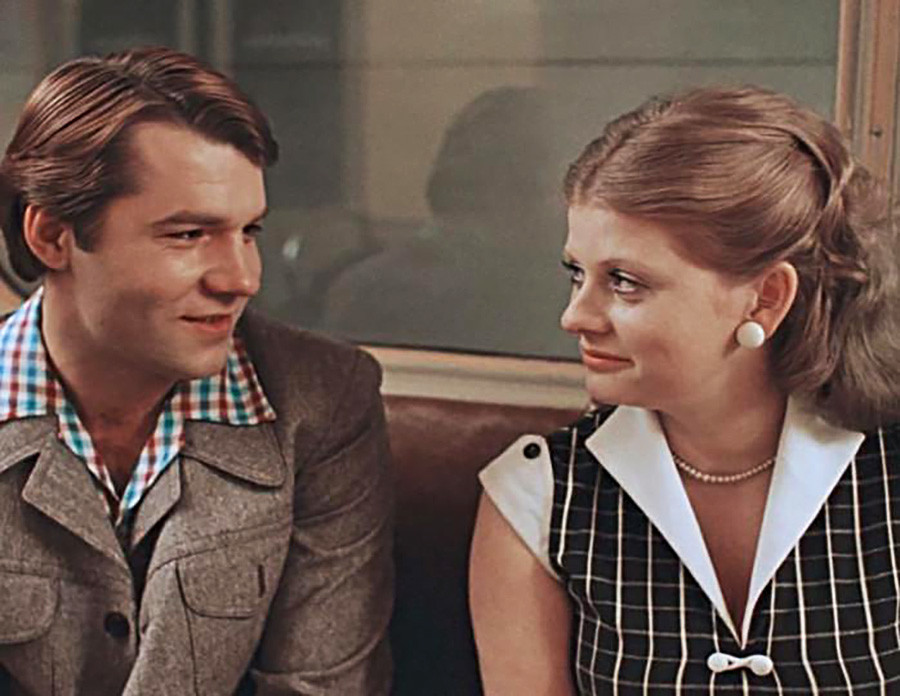 Ludmilla dan Sergey melewati Stasiun Metro Okhotny Ryad di Moskow dalam film “Moscow Doesn't Believe in Tears” (1979) karya sutradara Vladimir Menshov.