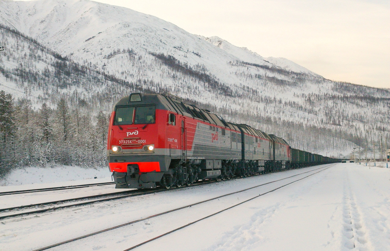 Lokomotiva 3TE25K2M s tovorom na bajkalsko-amurski železnici BAM