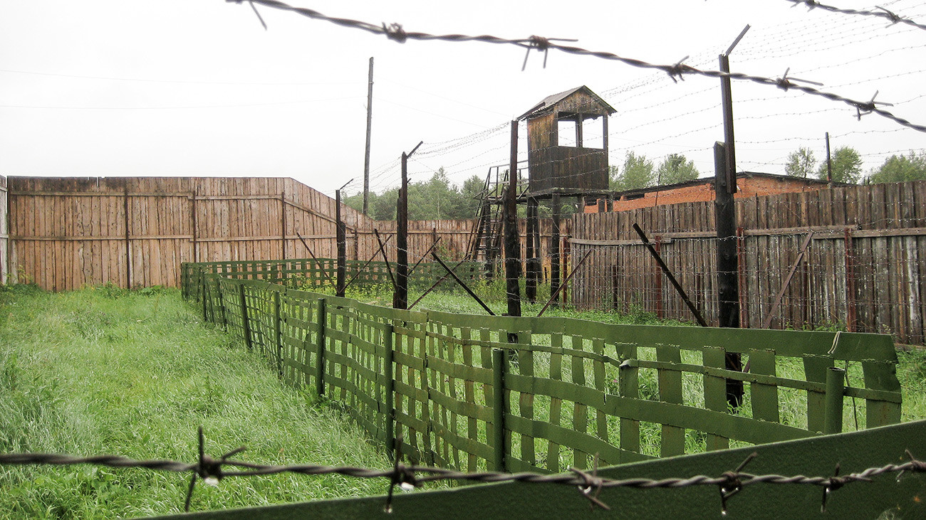 Valla y la torre de vigilancia en el campo de trabajo soviético Perm-36