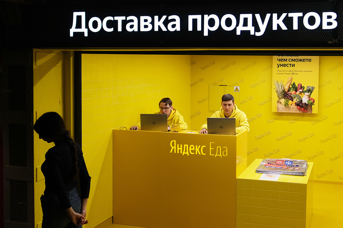 Радни простор сервиса за доставу намирница „Яндекс.Еда“ на територији првог тржног центра хране „Депо Москва“ у рестаурираном хангару за вагоне Миуског трамвајског депоа у Лесној улици у Москви.