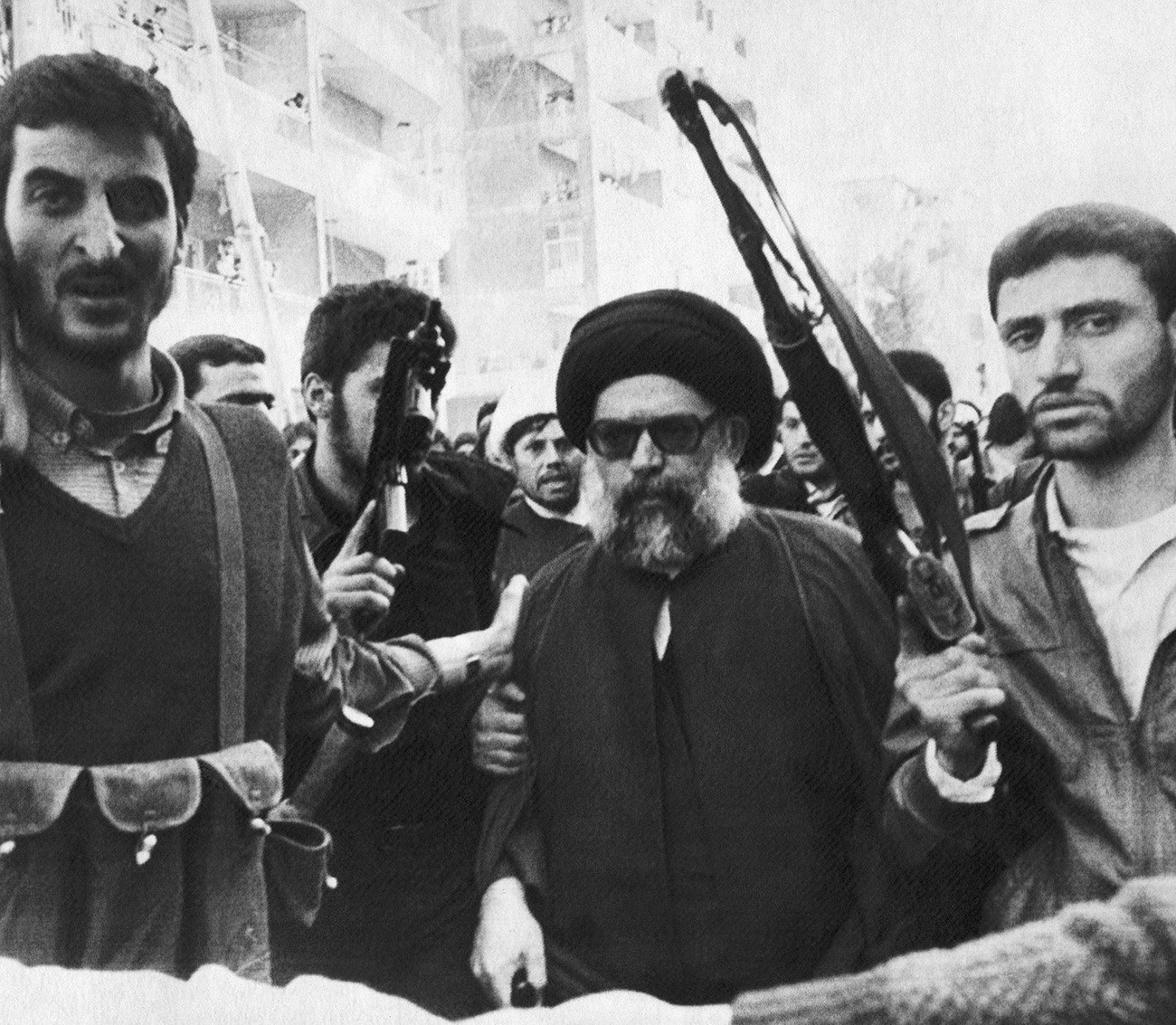 Mohamed Huseín Fadlalá, rodeado de guardaespaldas, en una mezquita al sur de Beirut (Líbano), durante una ceremonia fúnebre. 9 de marzo de 1985