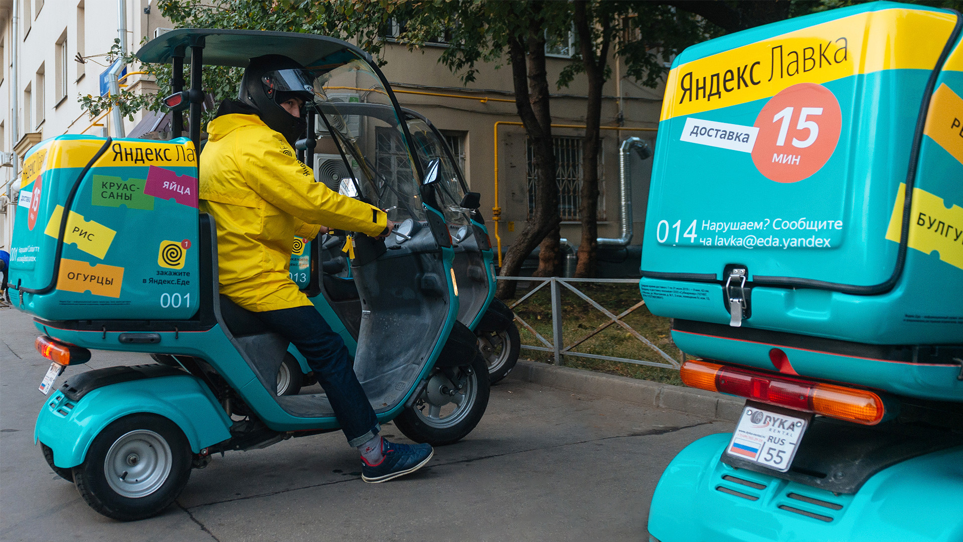 Grocery delivery service on the house "Yandex.Lavka" in Moscow. 