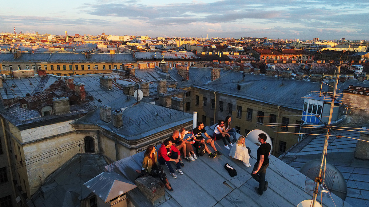 Sur les toits de Saint-Pétersbourg