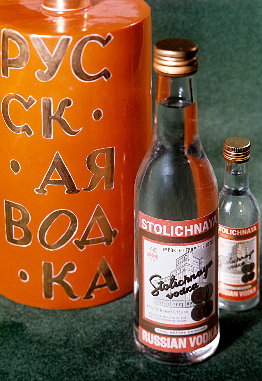 Vodka Stolichnaya de la destilería de licor y vodka de Moscú. 1970
