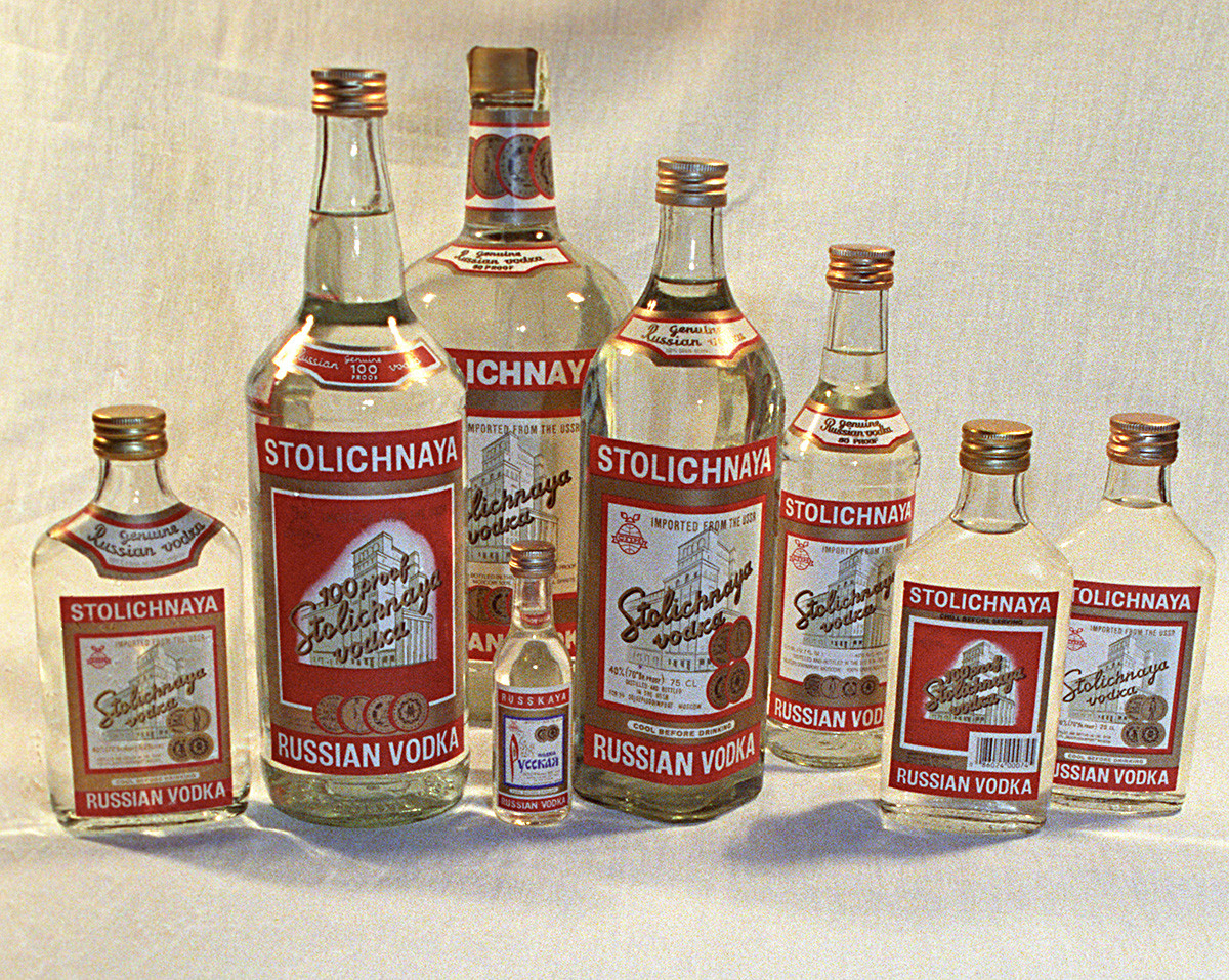 Vodka Stolichnaya  producido en la Destilería Kristall de Moscú. 1991
