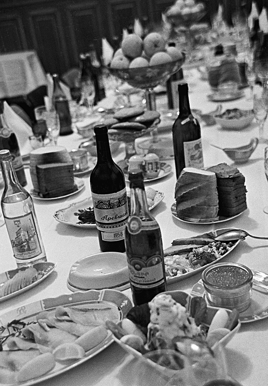 Mesa de festa com aperitivos (e garrafa de Stolichnaya à esquerda), 1963