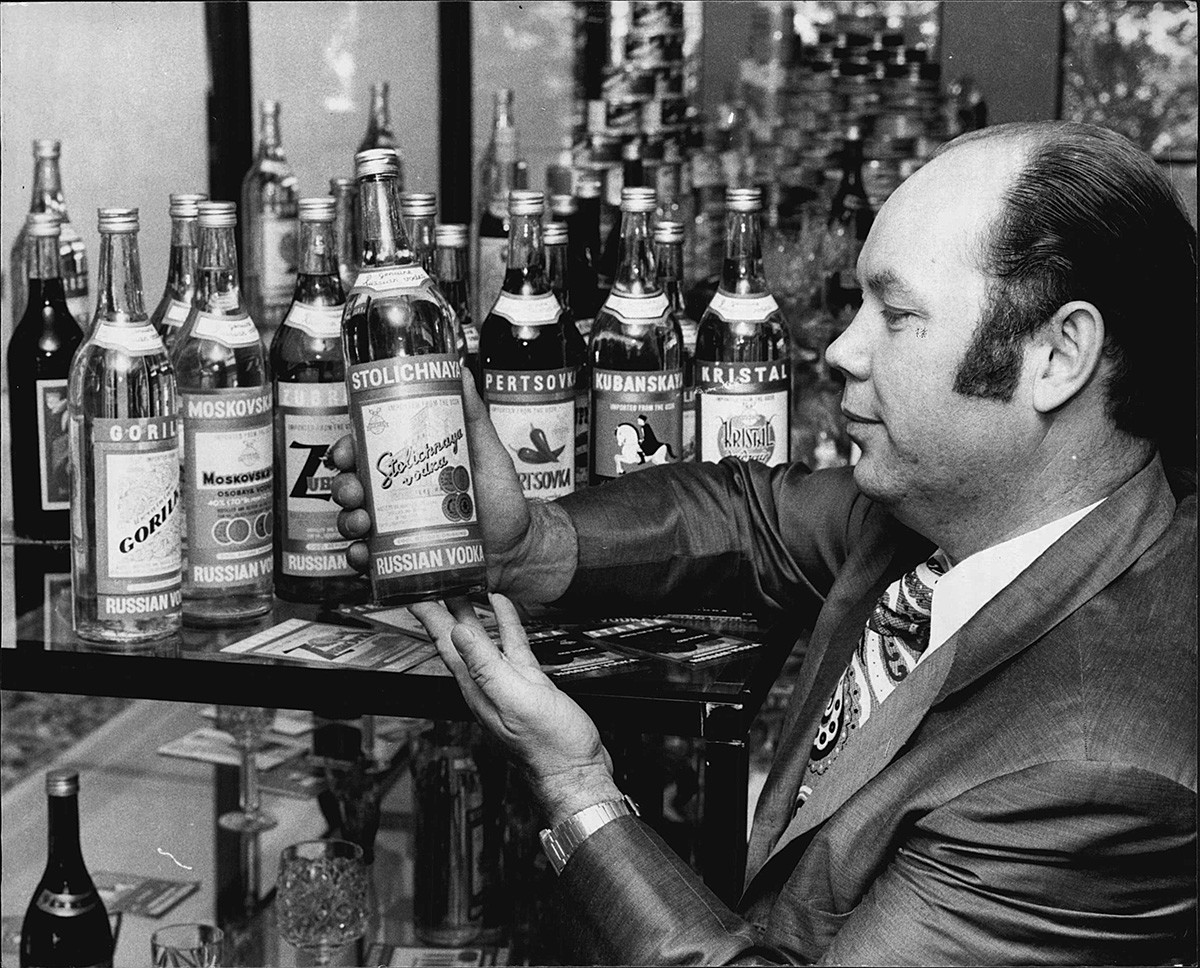 Koleksi botol Vodka dipajang di Pusat Perdagangan Soviet, New South Wales Head Rd., Rose Bay, Sydney, 1977.