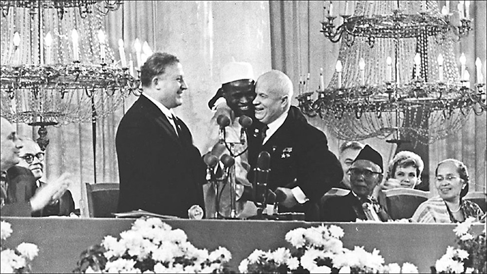 Na inauguração da RUDN, o líder soviético Nikita Khruschov faz jus ao nome da universidade.