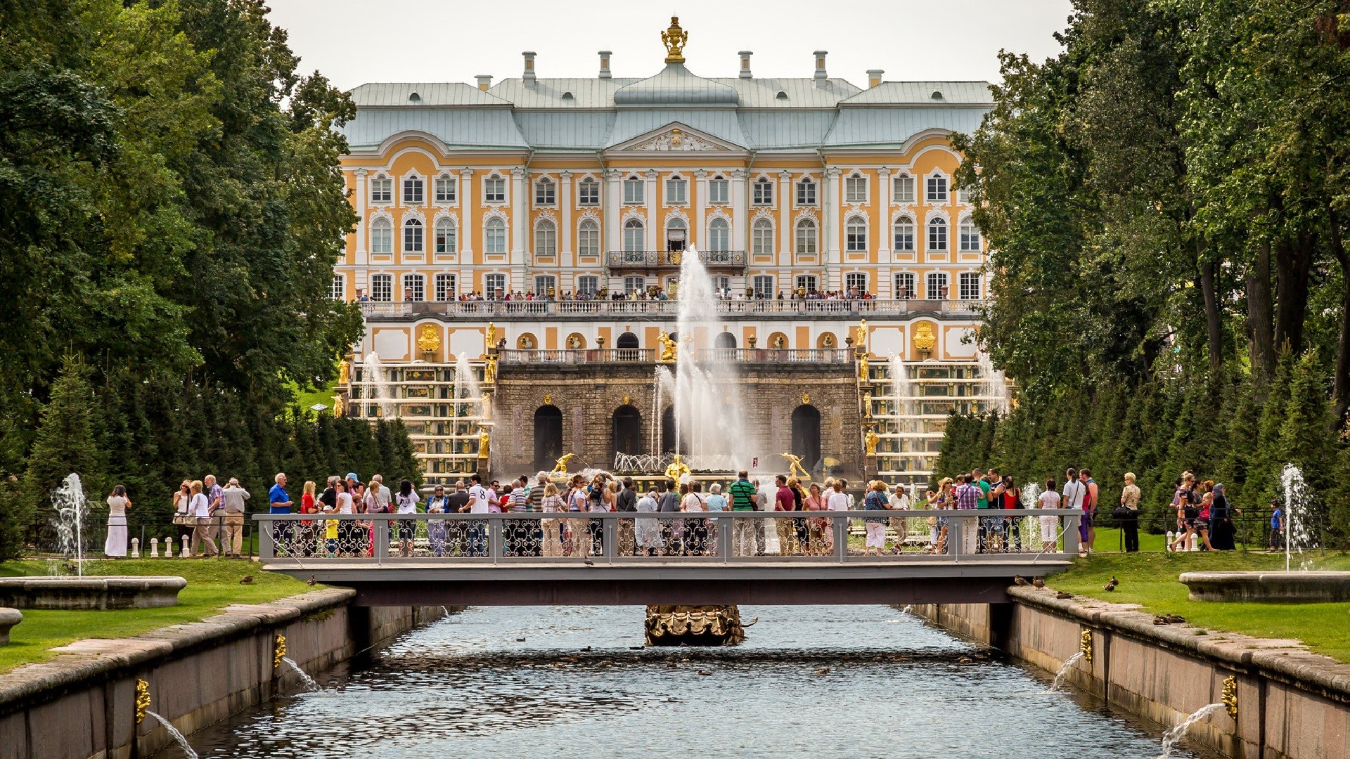 Palais de Peterhof, aux abords de Saint-Pétersbourg