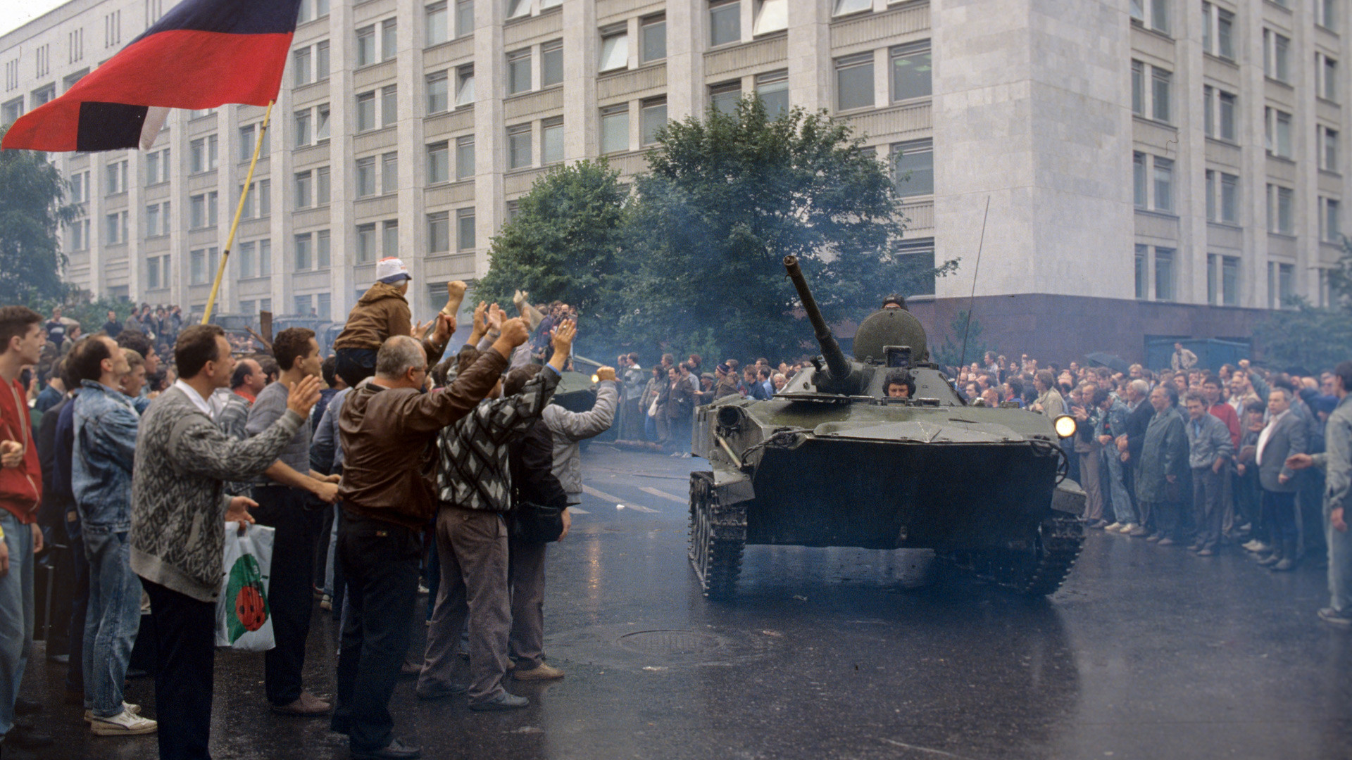 Les unités militaires ayant pris le parti du Parlement russe devant le bâtiment du Soviet suprême de la RSFSR