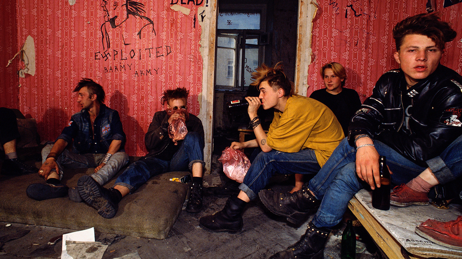 Des punks russes vivant dans un bâtiment abandonné près de la place Pouchkine, où ils survivent grâce aux poubelles de Pizza Hut et de McDonald's, ainsi qu'en mendiant.