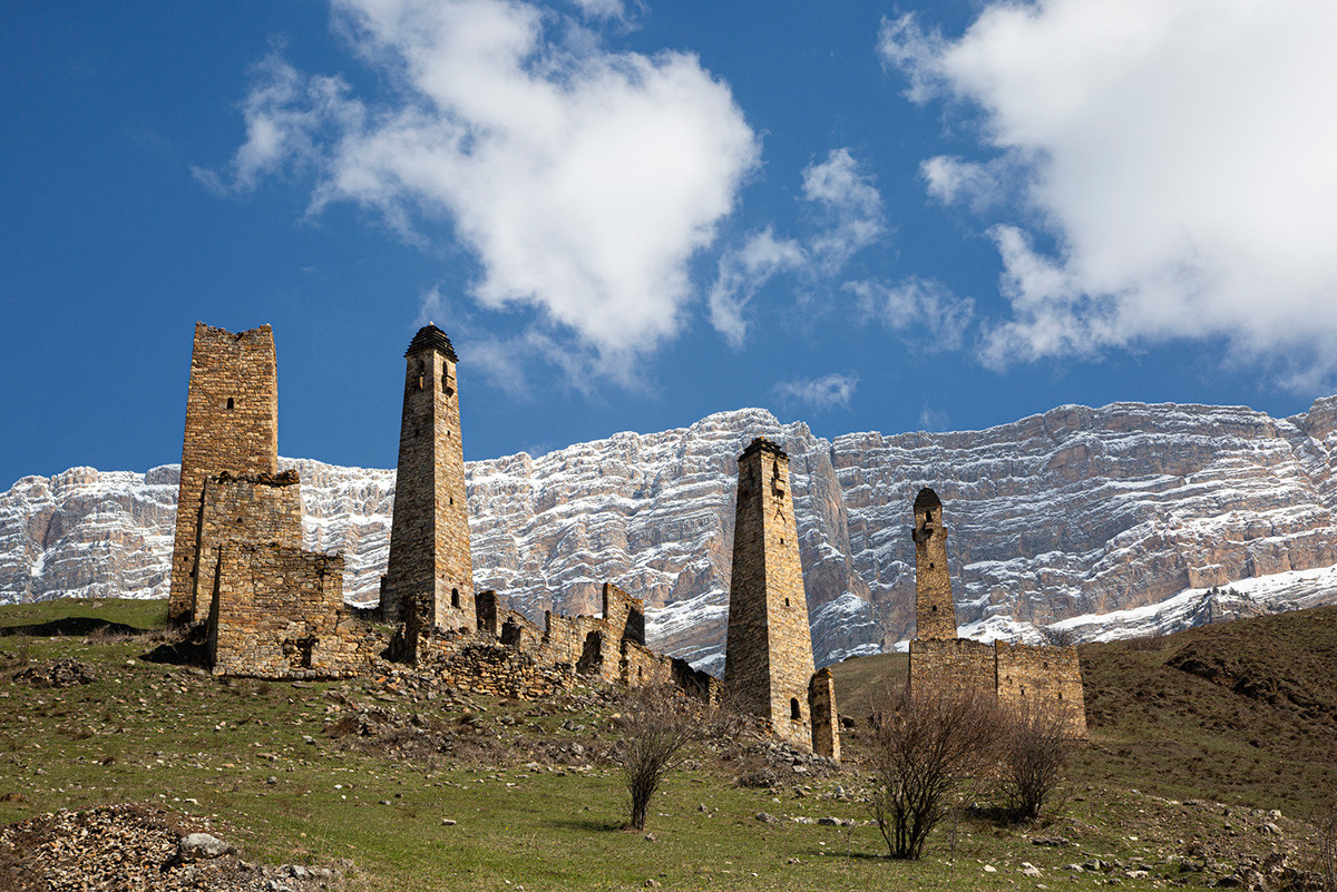 Tower complexes of the Dzheyrakhsky gorge of Ingushetia in the spring