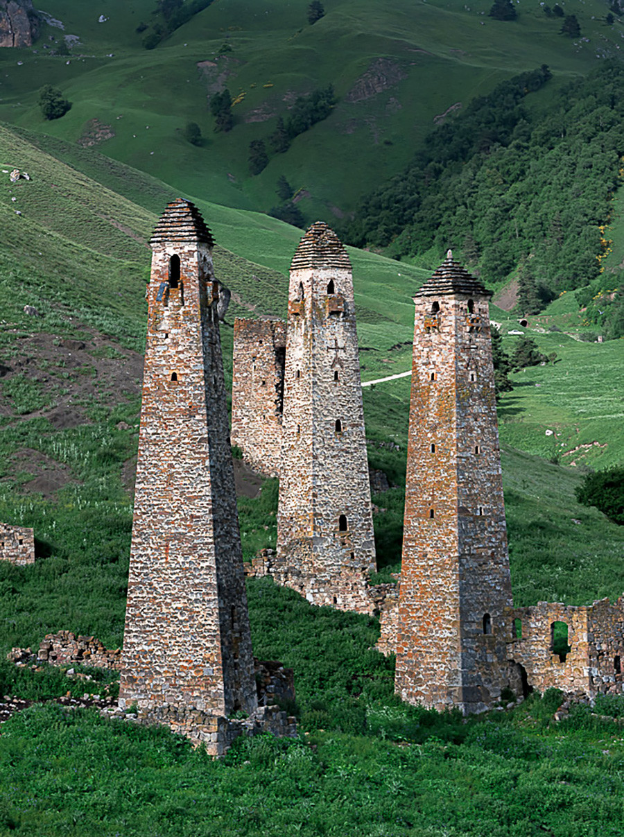 Torres en la antigua ciudad de Niy en Ingusetia