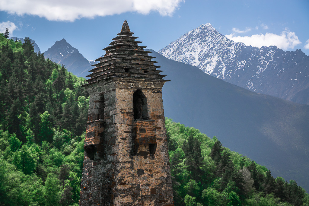 Torre en el antiguo asentamiento de la ciudad Hyani de Ingusetia