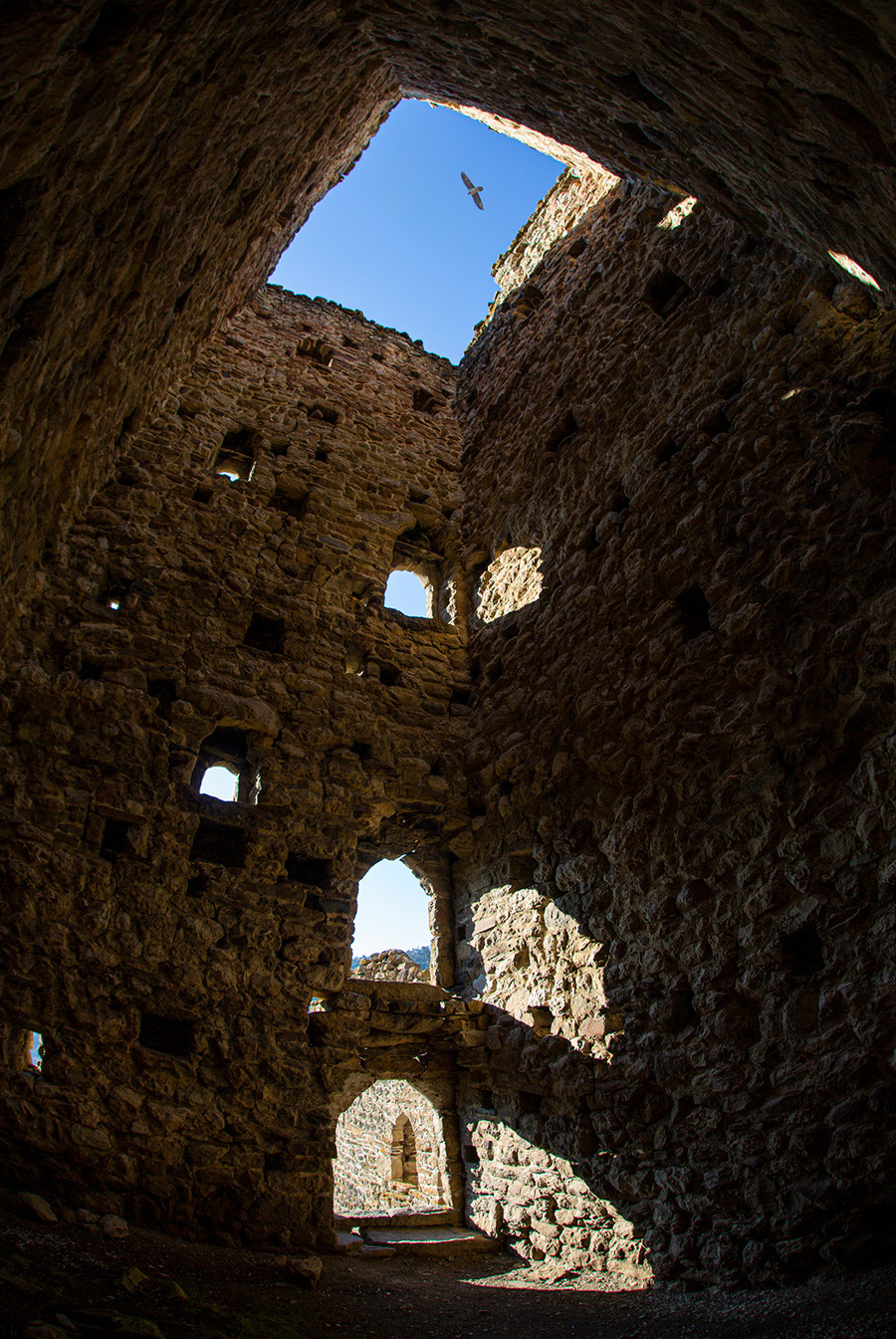 Bagian dalam menara Ingush (setiap lantai memiliki lantai kayu, sekarang sudah hilang).