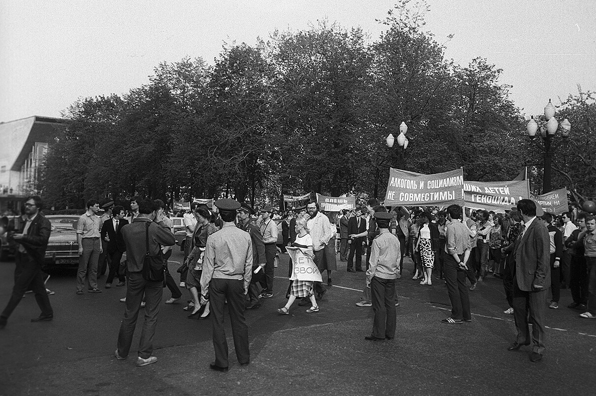 プーシキン広場で行われた運動と賛成デモ