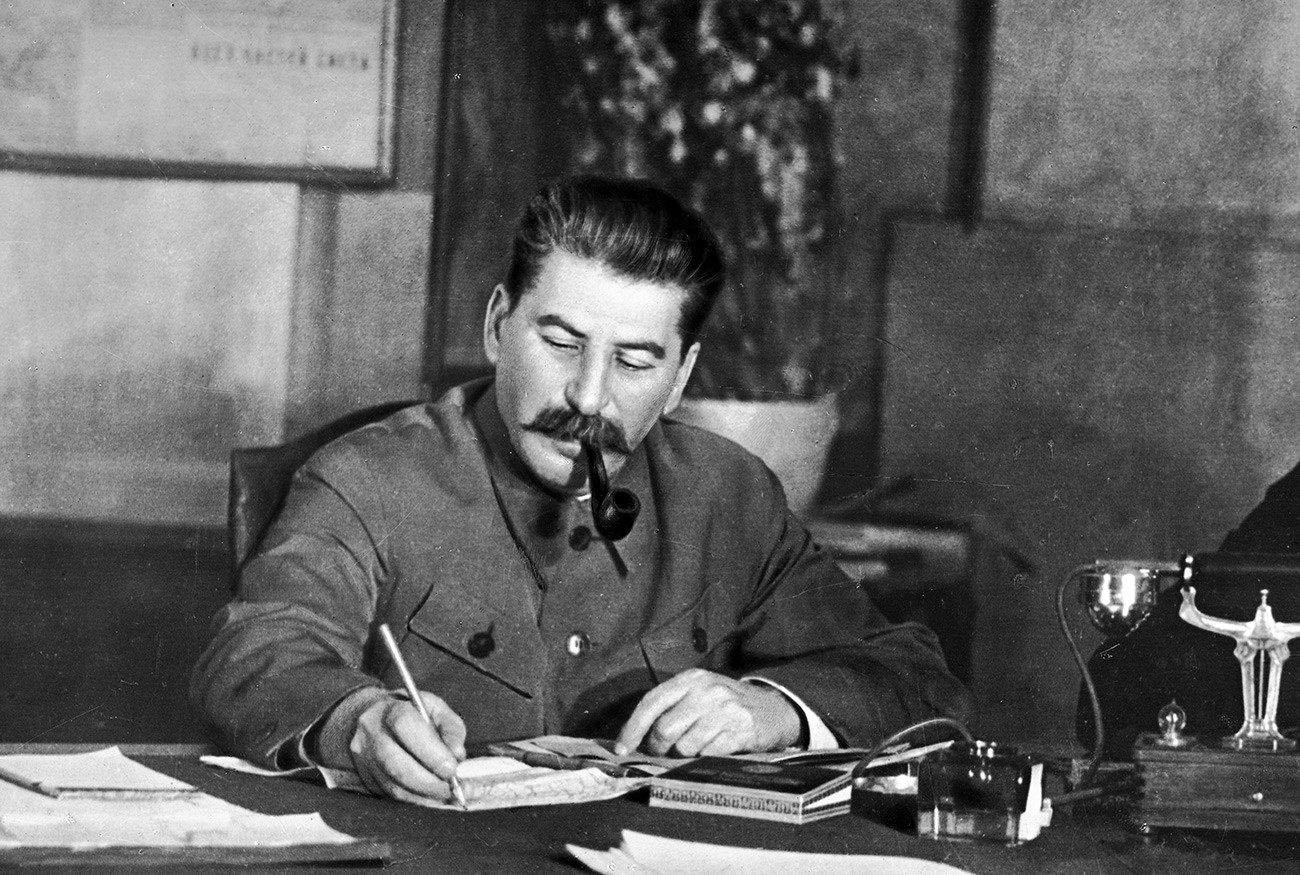 Генерални секретар Централног комитета Сверуске комунистичке партије (бољшевика) Јосиф Стаљин у радном кабинету.