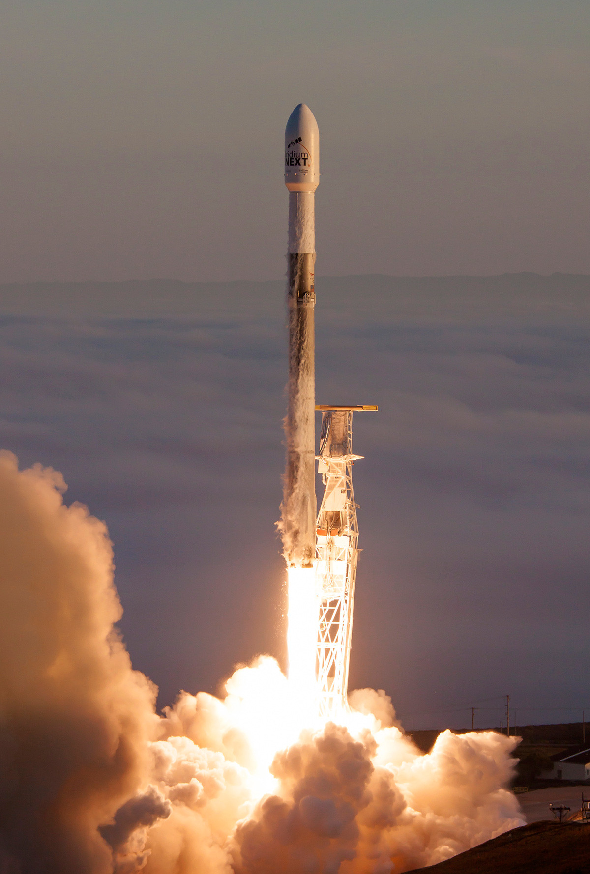 Ракета Falcon 9 са десет комуникационих сателита Iridium NEXT за време лансирања на космодрому Ванденберг у Калифорнији.