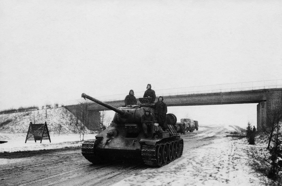 ベルリン辺りの高速道路で走っているT-34戦車、1945年