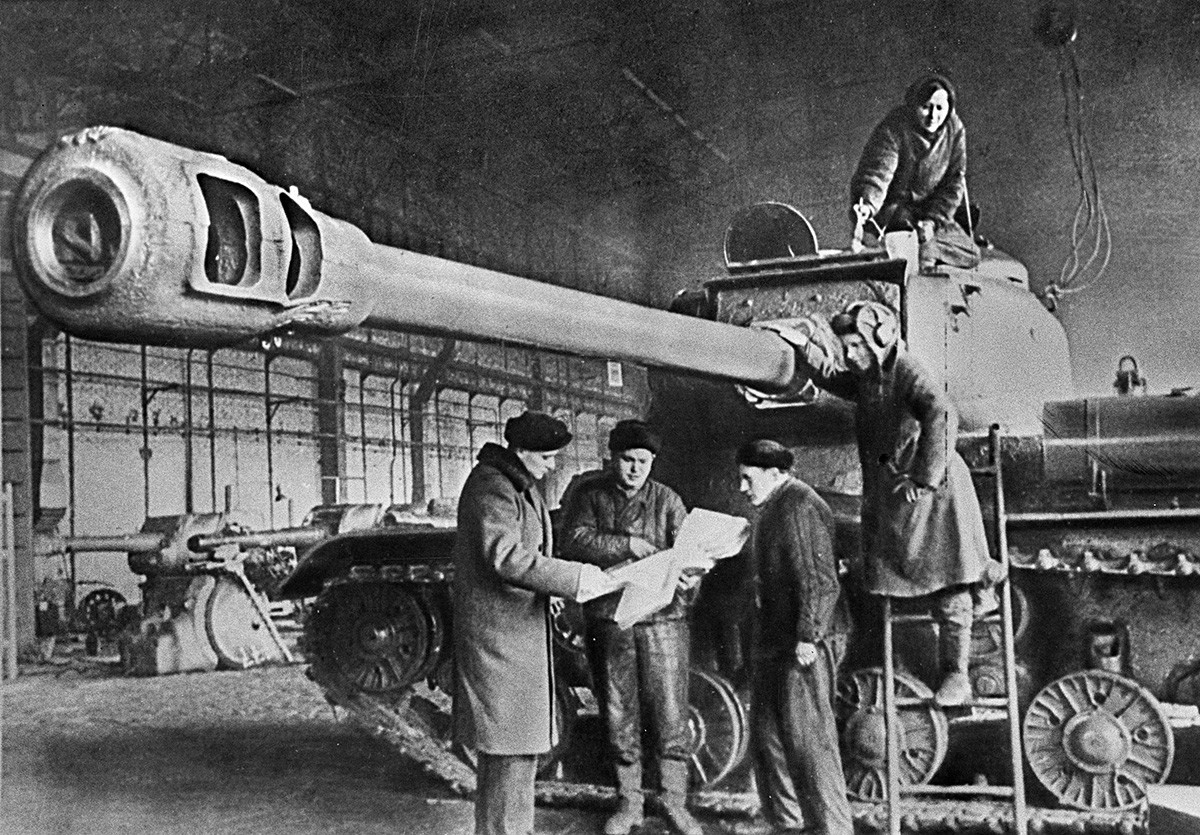 工場で建造中のスターリン重戦車（IS）