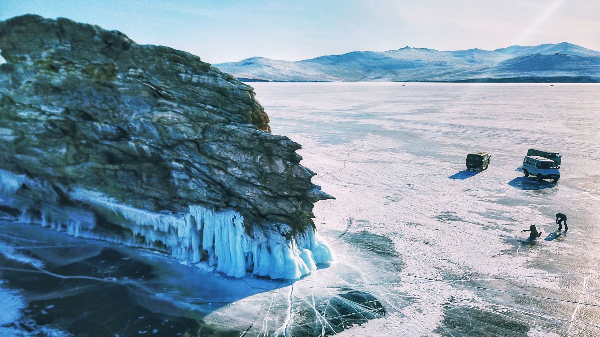 Редкие автомобили перевозят туристов от одной байкальской скалы к другой. Это вот вид на мыс Дракон на острове Огой - одно из самых живописных мест зимнего Байкала, которое захватывает дух с любого ракурса.