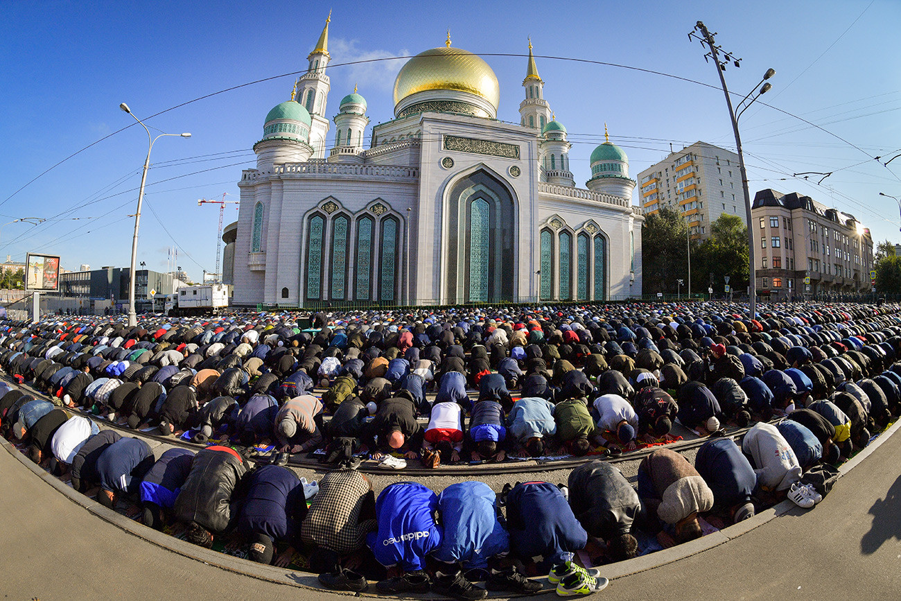 Musulmani nel giorno della festa Eid al-Adha nella moschea di Mosca