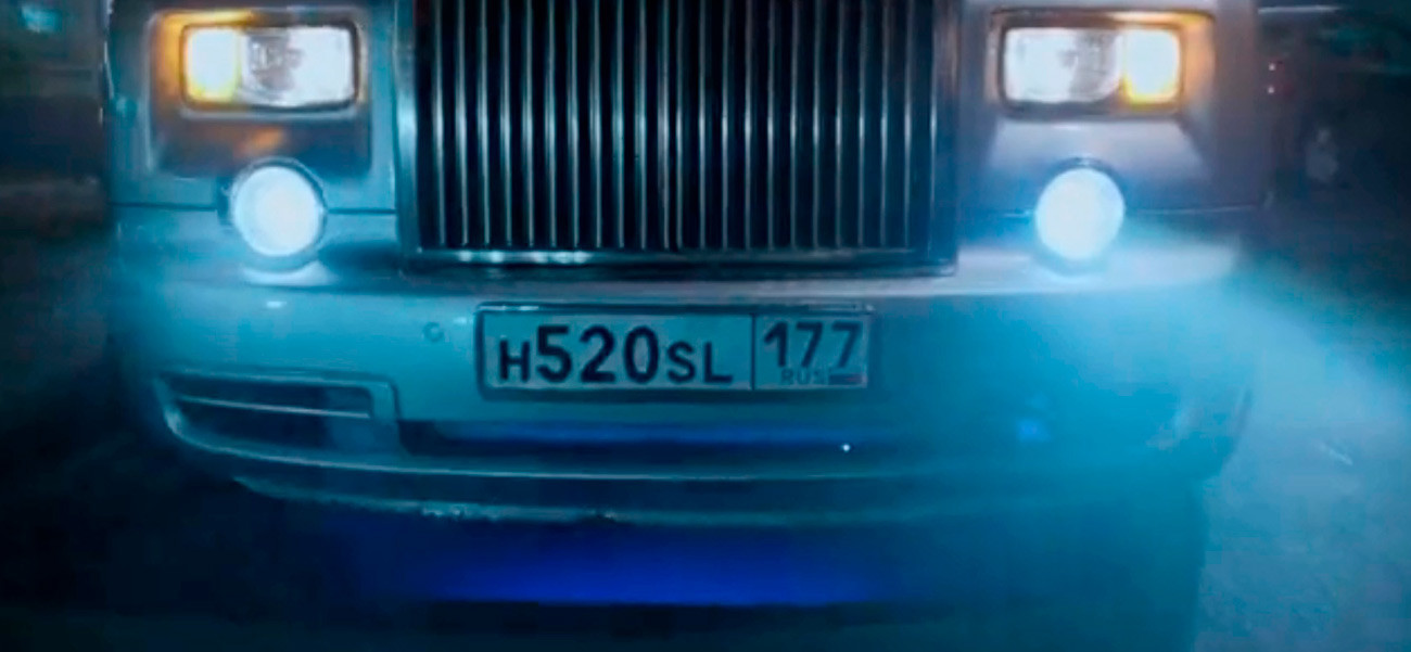 License plate on the car driven by Mila Jovovich in Moscow has Latin alphabet letters
