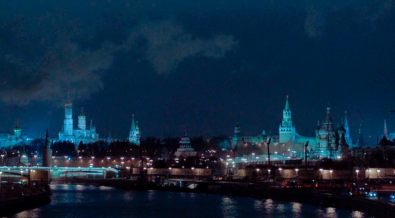 This panorama of the Kremlin in the Americans is authentic - yet, until 2010 the massive brutalist Rossiya hotel, since demolished, would have been at the forefront of it