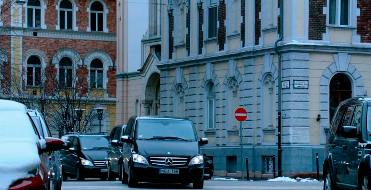 La matrícula del coche “ruso” es en realidad húngara, y las placas que cuelgan en las calles de Budapest son visibles en la esquina del edificio