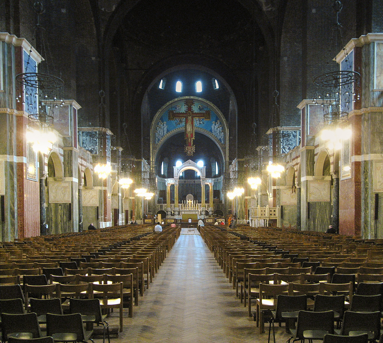 La escena fue filmada en la catedral católica de Westminster en Londres (no confundir con la abadía de Westminster)