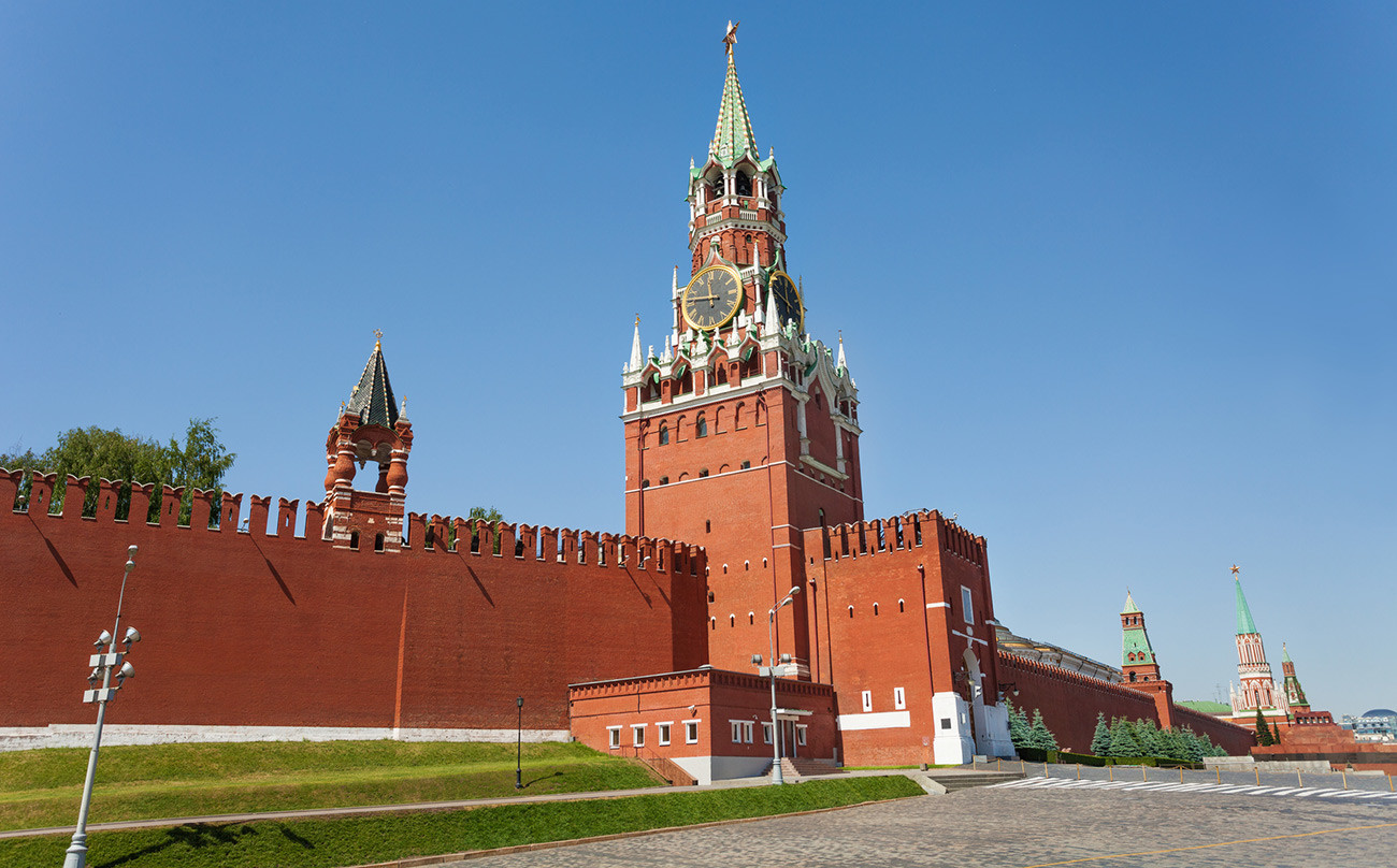 El verdadero Kremlin, visto aquí desde el mismo ángulo, es de color ladrillo y afortunadamente sigue enterito