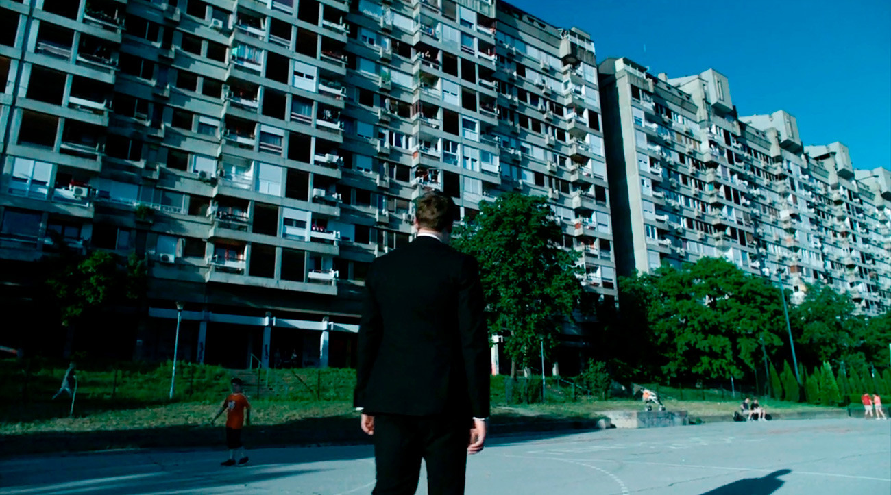 Alex dolazi posjetiti stan iz svog djetinjstva, no u Moskvi građevina poput ovih nije bilo.