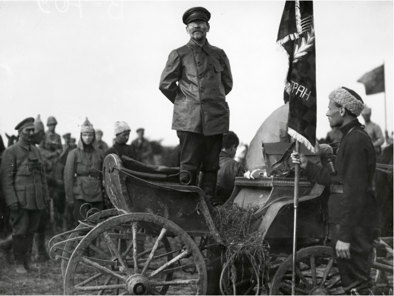 Govor Mihaila Kalinina med vojaki. Kalinin je bil v času državljanske vojne zadolžen za propagando.
