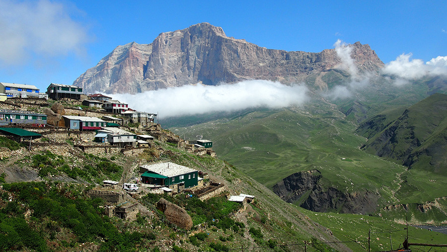Горный поселок Куруш на фоне горных пейзажей Кавказа